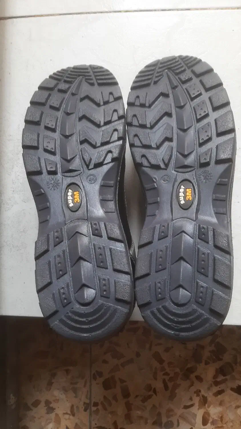 کفش ایمنی وکار|کیف، کفش، کمربند|آفتاب, |دیوار