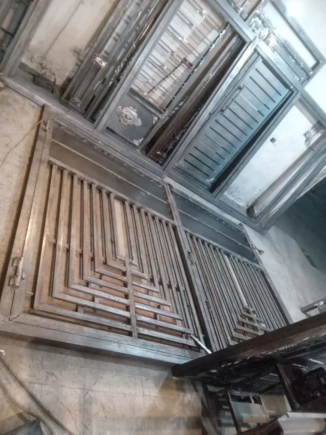 کارگاه جوشکاری ودرب وپنجره سازی|خدمات پیشه و مهارت|شیراز, میانرود|دیوار