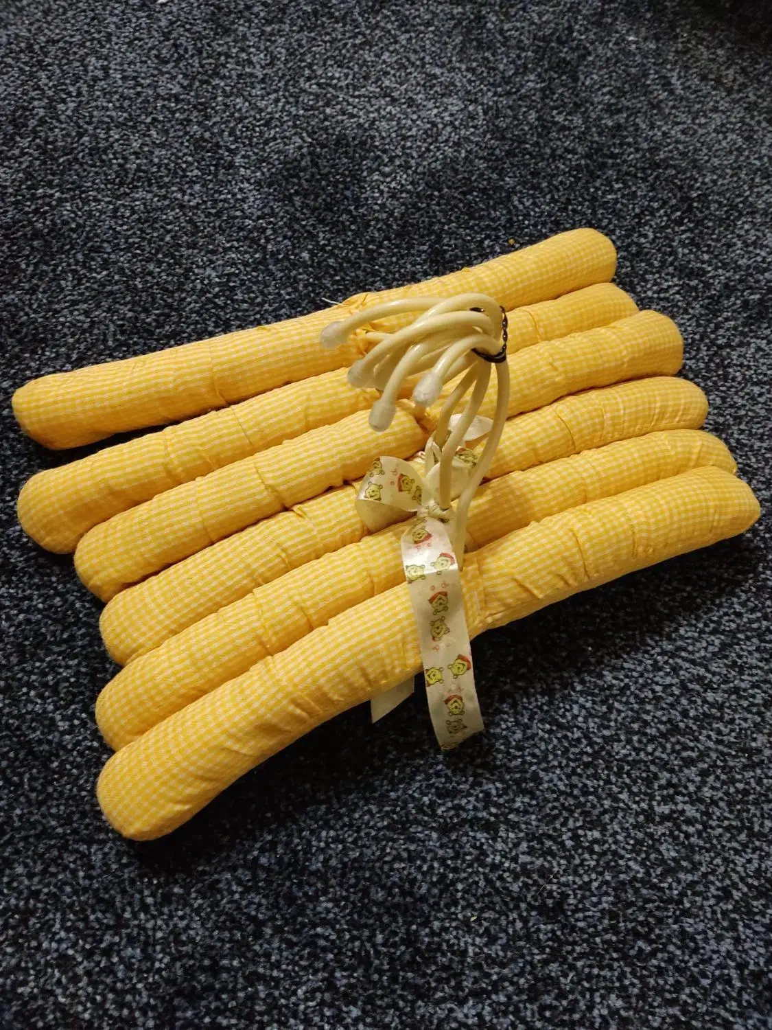 تعدادی چوبکار یا چوب لباسی کودک|اسباب و اثاث بچه|فردیس, شهرک سپاه|دیوار