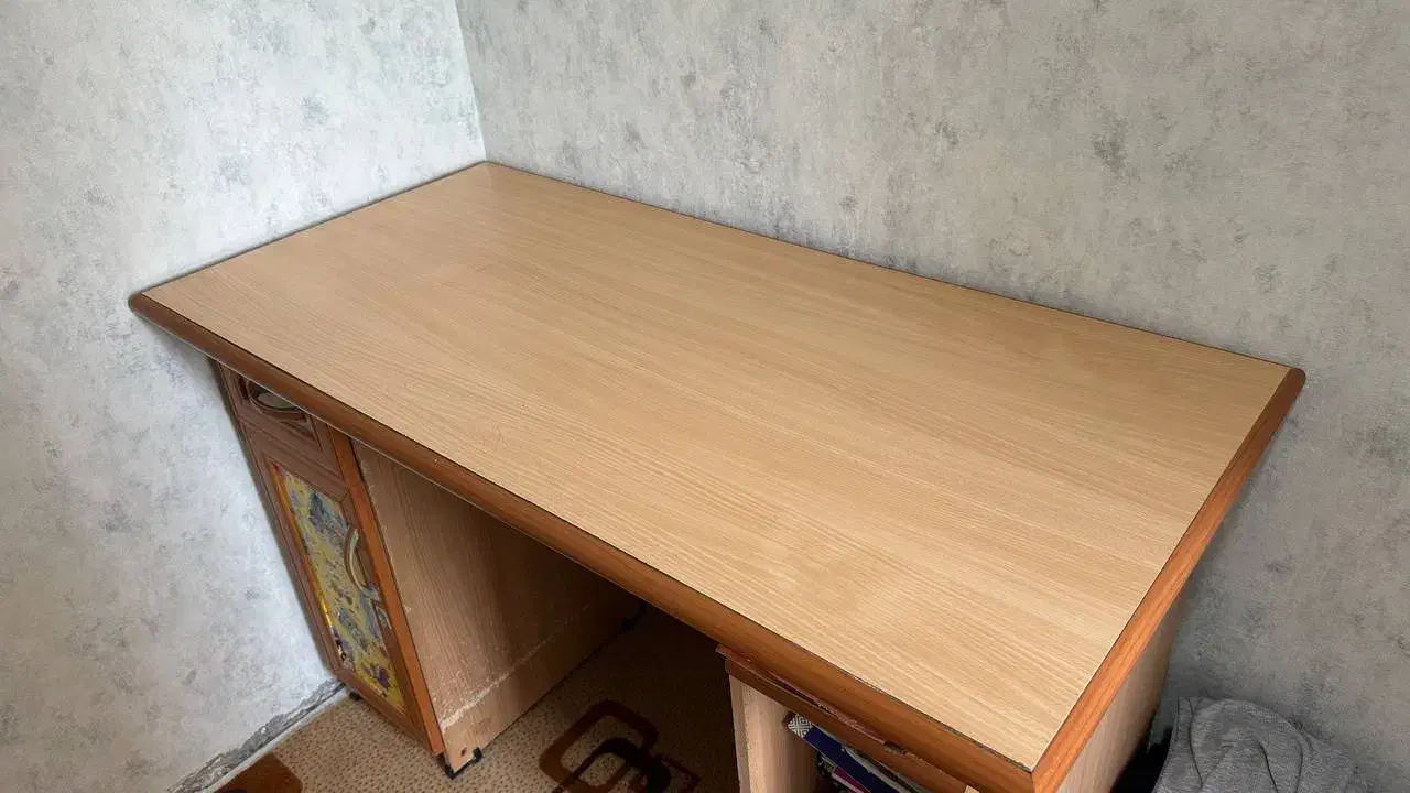 میز تحریر دست دوم اما تمیز|میز تحریر و کامپیوتر|پرند, فاز ۶|دیوار