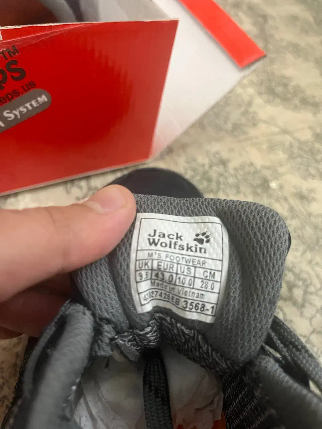 کفش کوهنوردی|کیف، کفش، کمربند|قدس, شهرقدس|دیوار