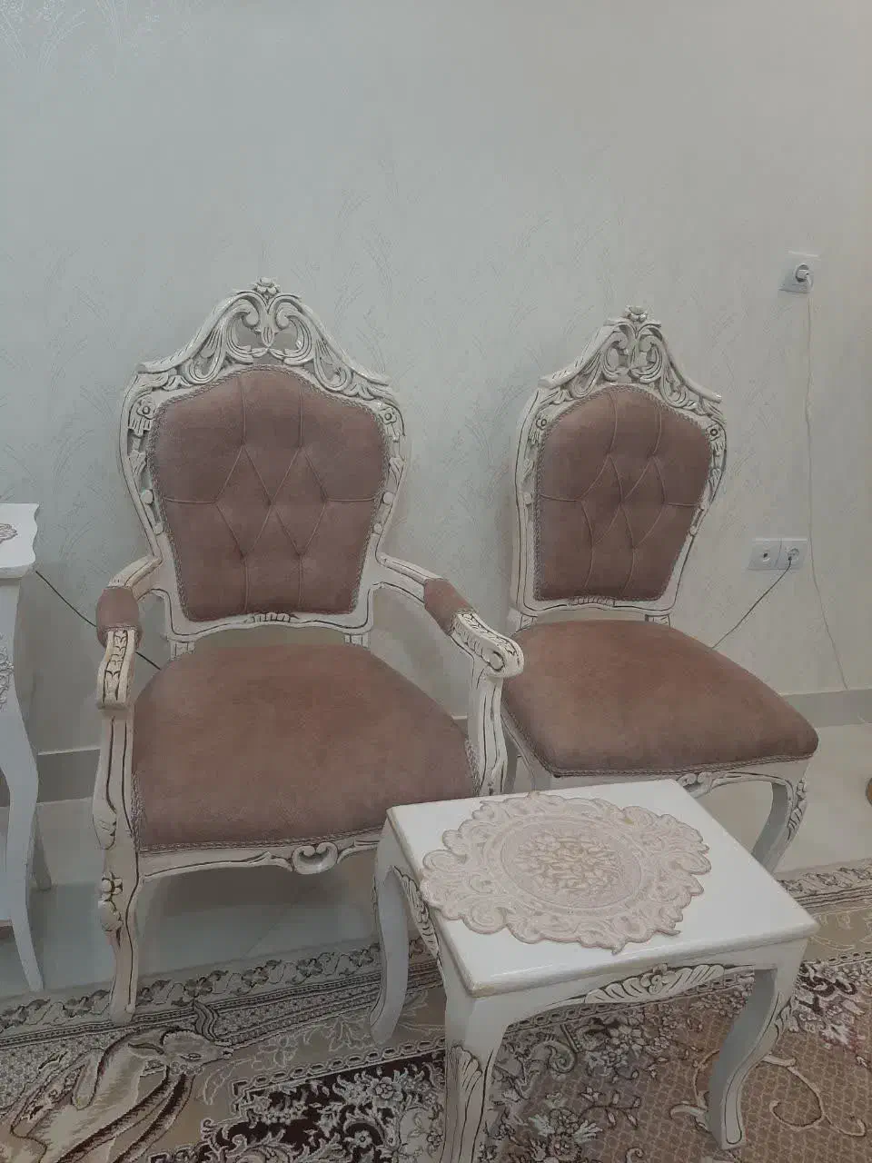 مبلمان ۹نفره شیک وکم جا همراه ۳عدد میز|مبلمان خانگی و میز عسلی|بیرجند, |دیوار