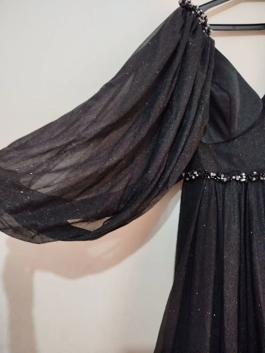 پیراهن مجلسی|لباس|گلبهار, شهر جدید گلبهار|دیوار