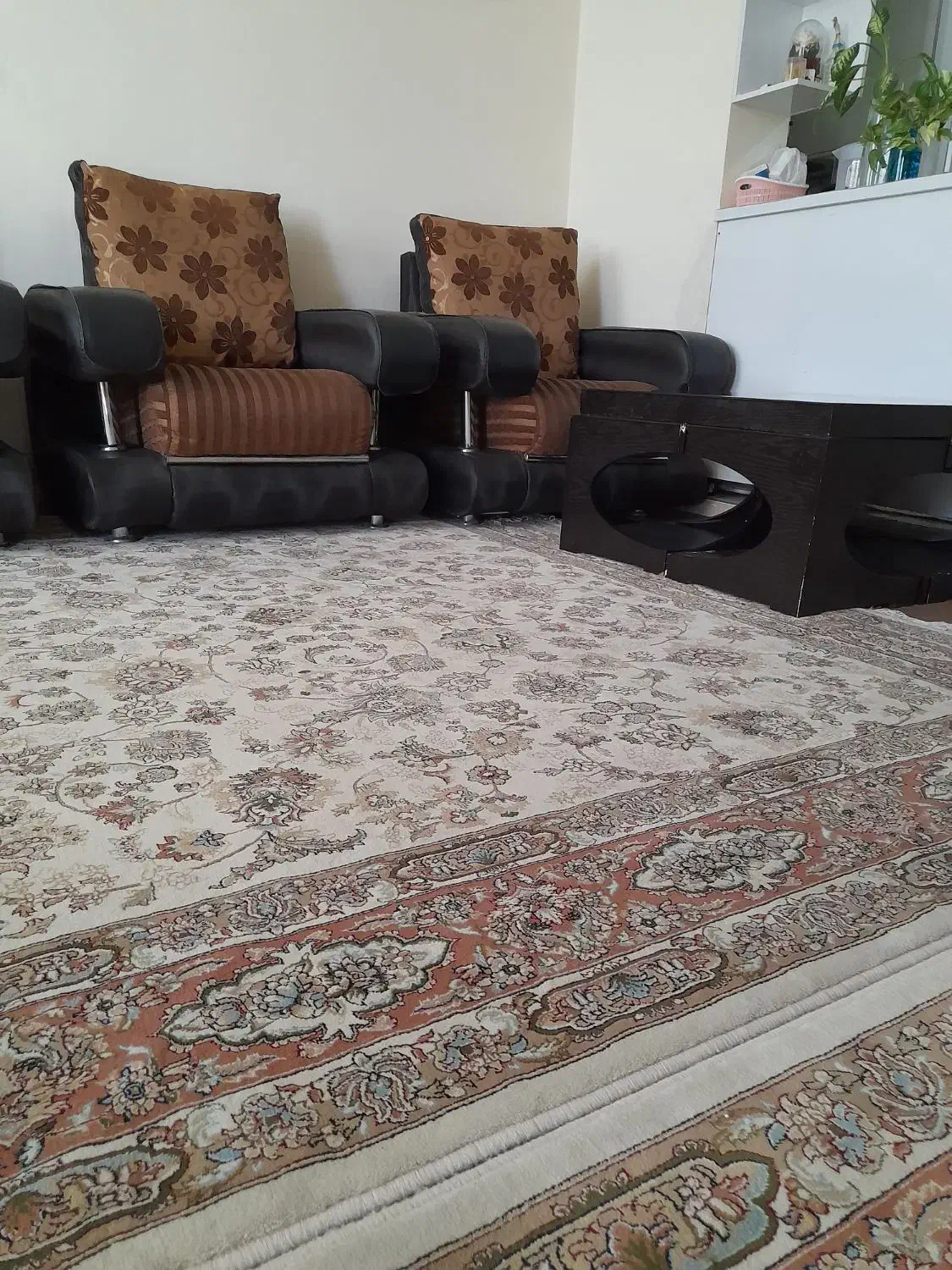 مبل به همراه میز و گل میز|مبلمان خانگی و میز عسلی|شیراز, فرگاز|دیوار