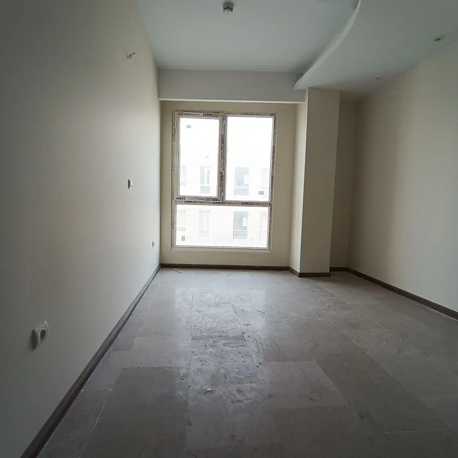 ۸۵ متر/دو خواب/فول امکانات/غرق نور/طرشت گلاب