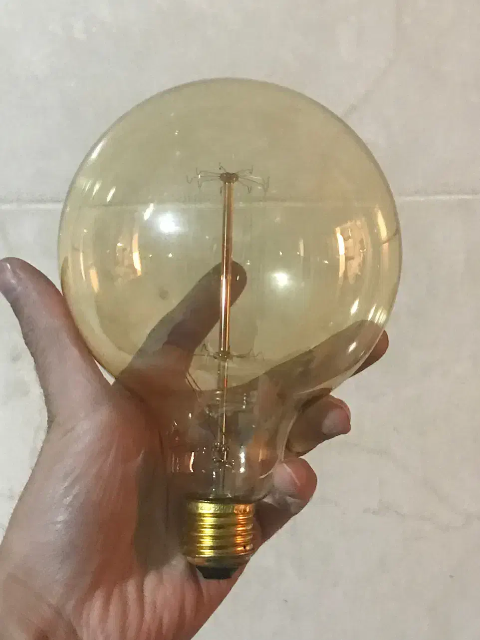 لامپ ادیسونی ۴۰ وات حباب بزرگ|لامپ و چراغ|بروجرد, |دیوار
