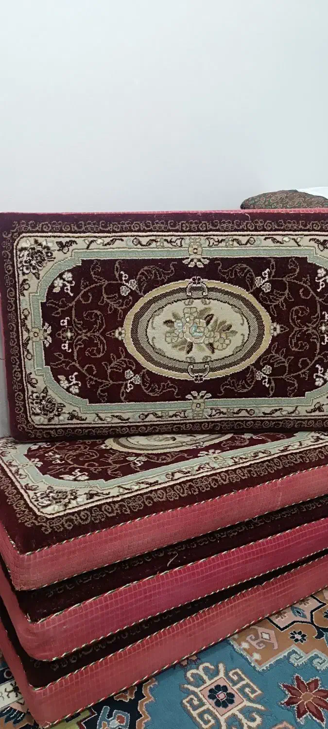 پشتی قرمز طرح قالی|پشتی|رفسنجان, |دیوار