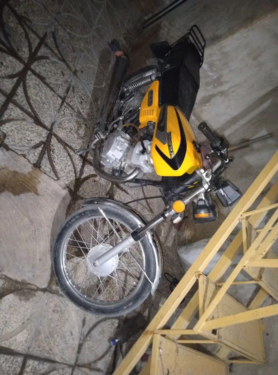 هندا۱۲۵|موتورسیکلت|رباط‌کریم, کیکاور|دیوار