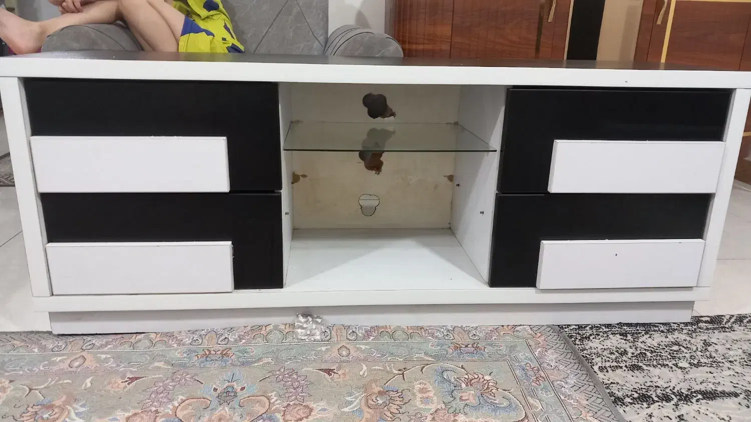 میزتی وی سالم رنگ سفیدمشکی سالم سفارشی درست شده|میز تلویزیون|رشت, کوی حسینی|دیوار