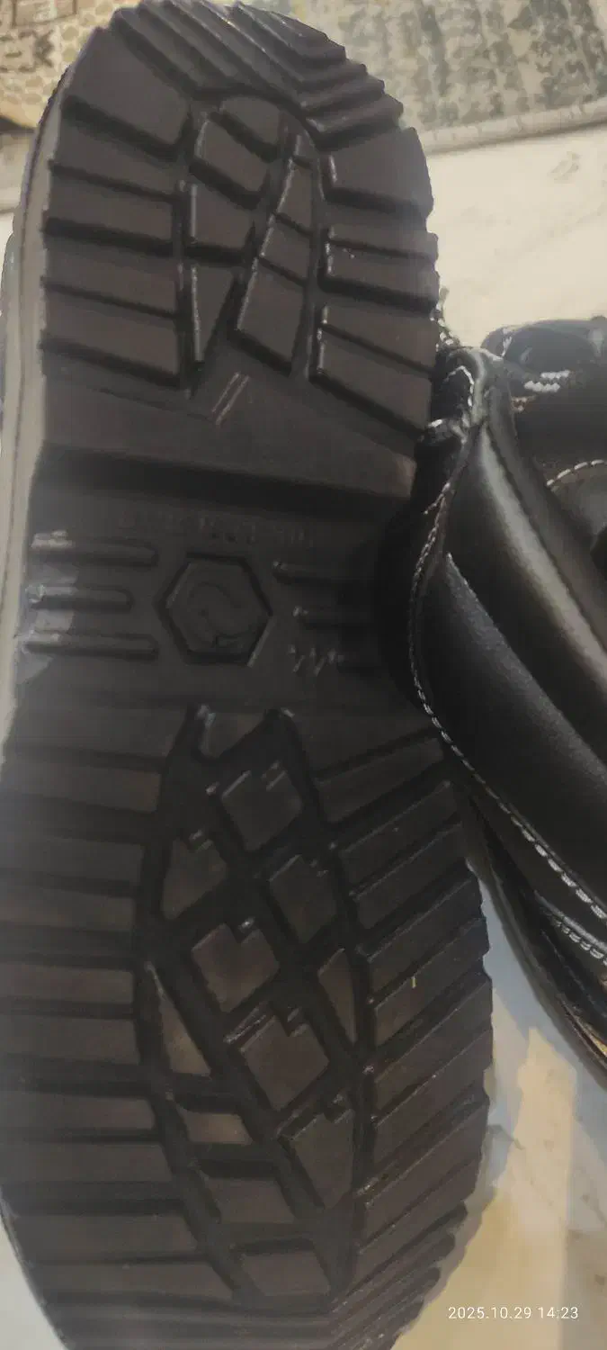 کفش کار نو|کیف، کفش، کمربند|صومعه‌سرا, |دیوار