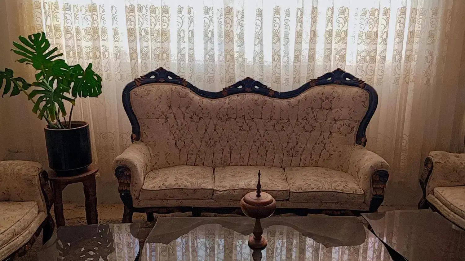 مبل سلطنتی 9نفره سالم|مبلمان خانگی و میز عسلی|تربتحیدریه, آغوی|دیوار