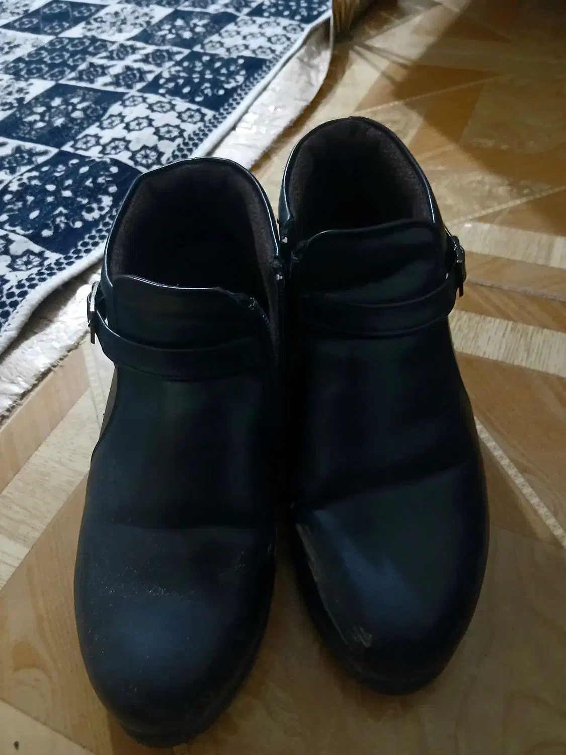 کفش نو|کیف، کفش، کمربند|رباط‌کریم, رباط‌کریم|دیوار