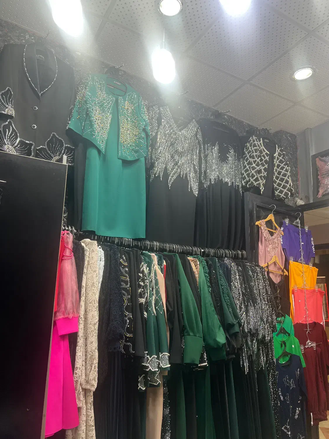 دوتیکه مجلسی|لباس|میانه, |دیوار