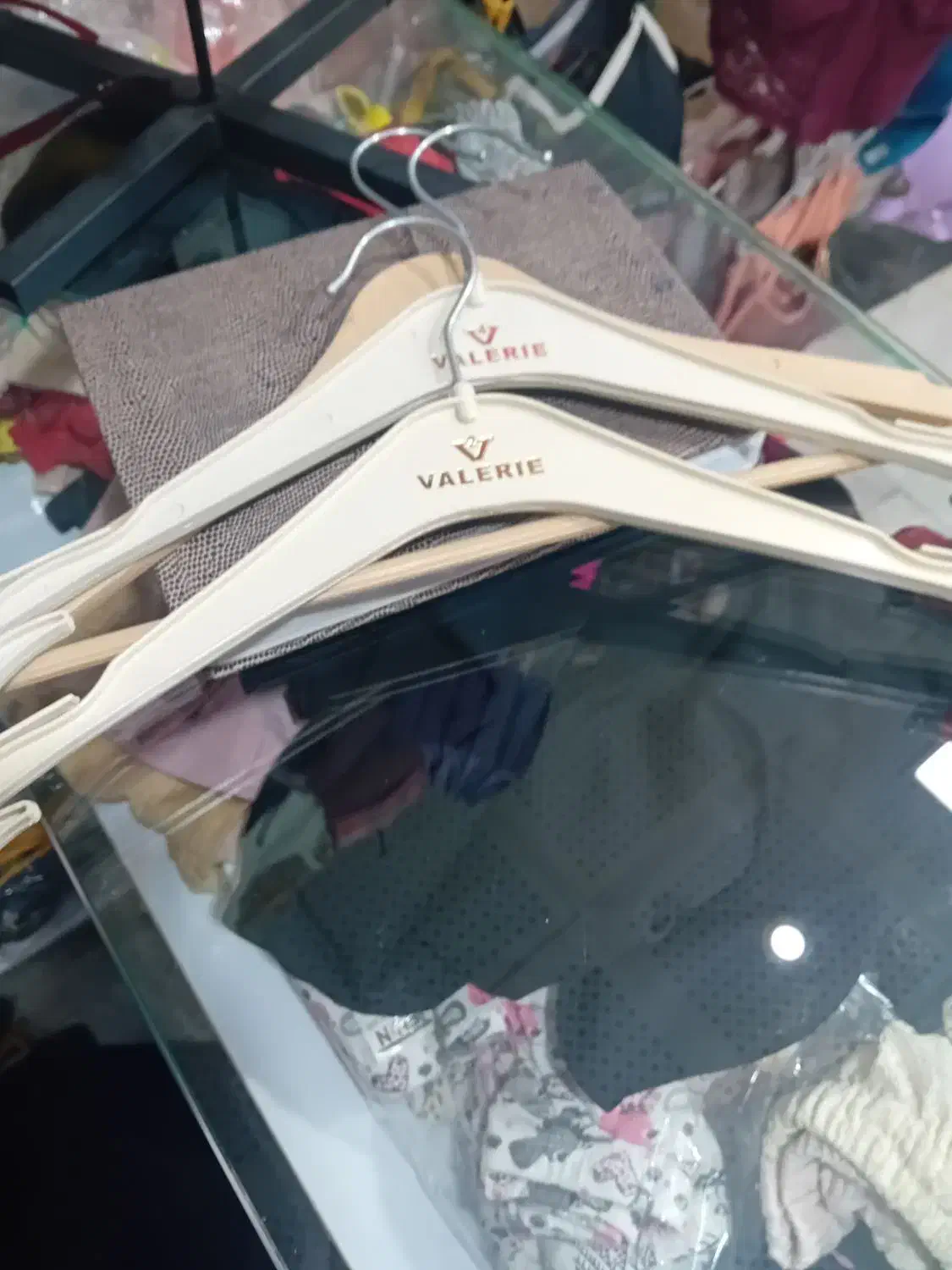 پیشخوان و تعدادی رگال لباس و جوراب|فروشگاه و مغازه|تهران, شهرک ولیعصر شمالی|دیوار