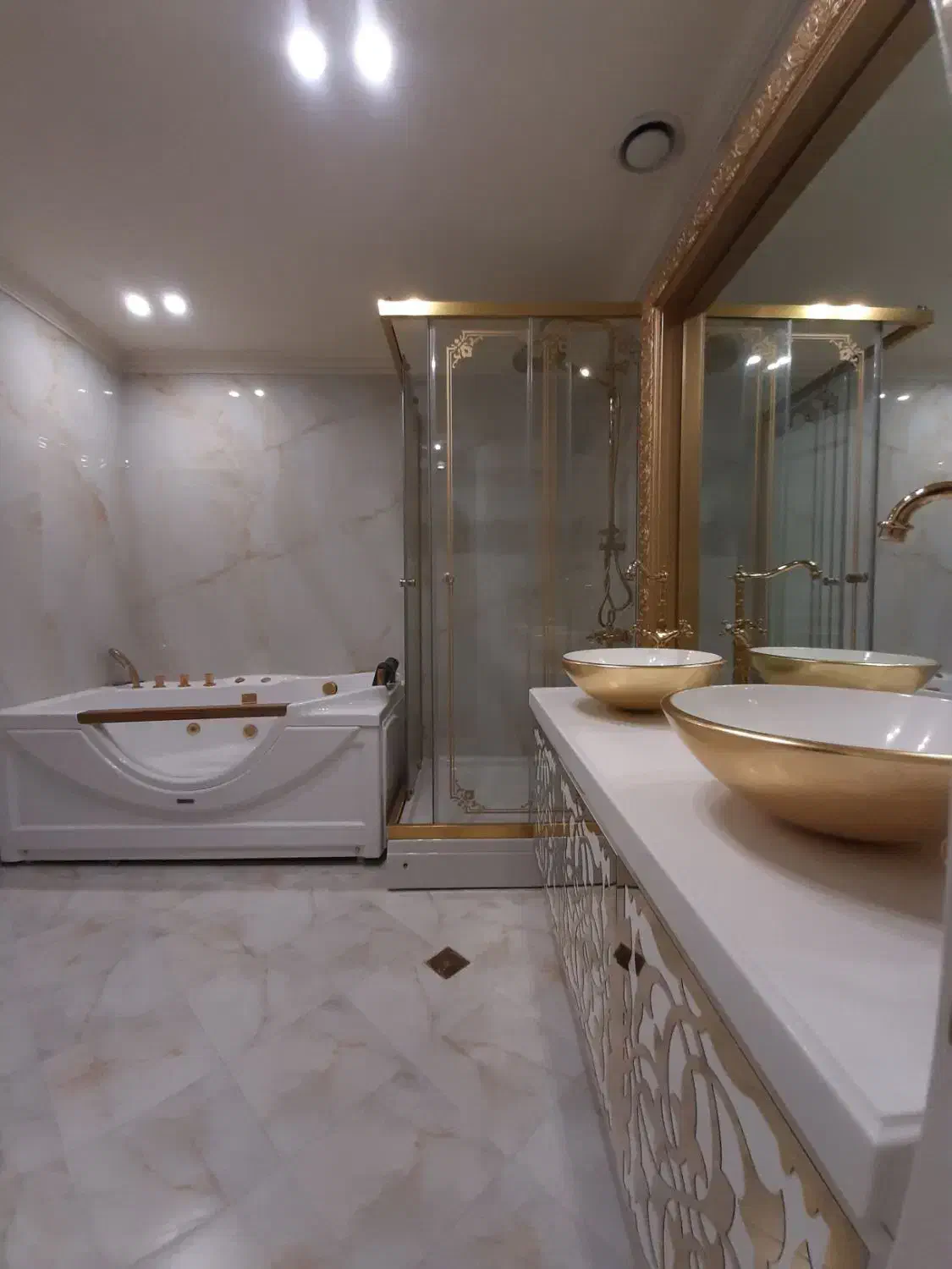 ۲۴۰ متر ۳ خوابه در کامرانیه فول مشاعات