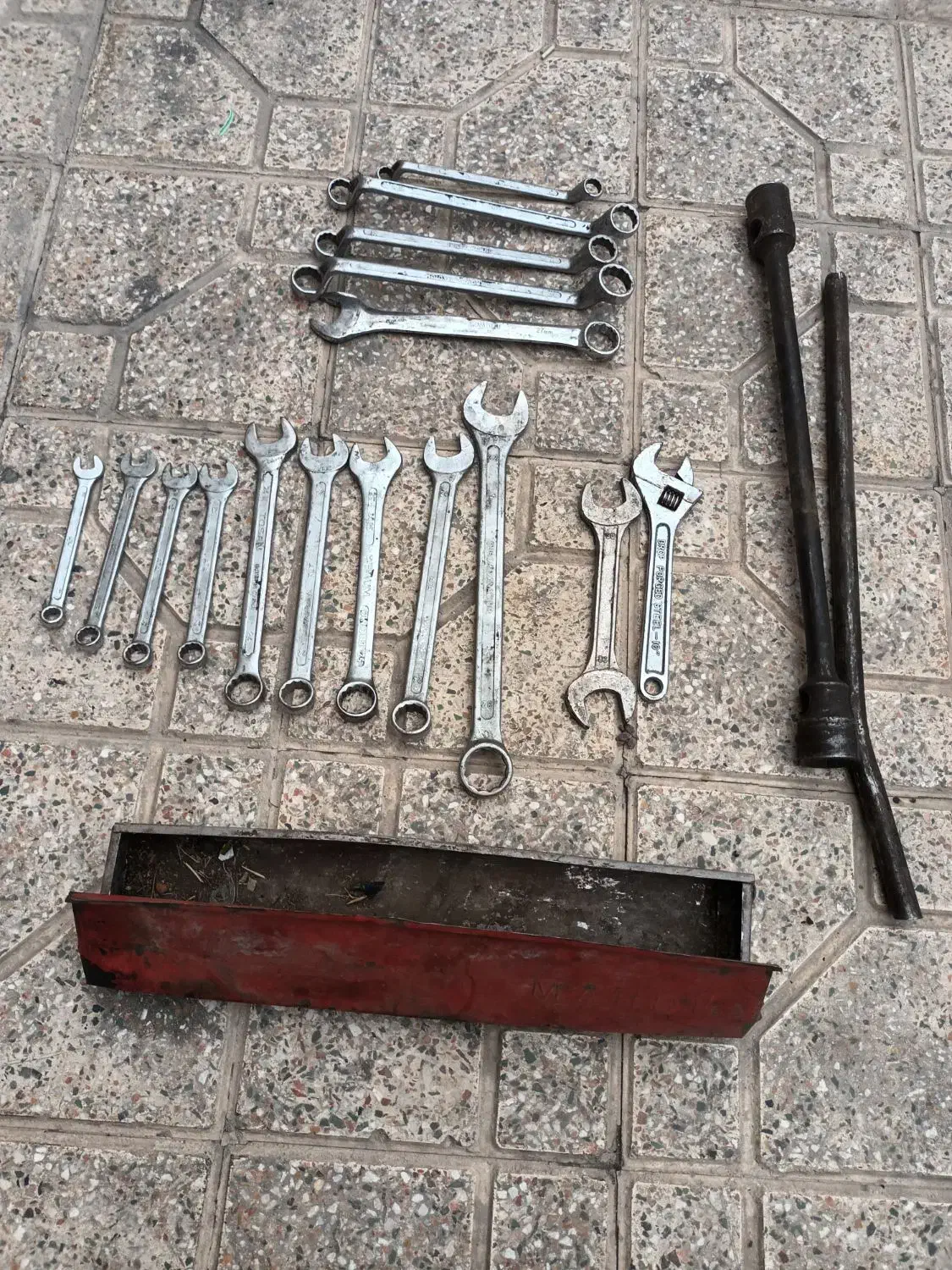 مقداری آچار و دو عدد گیر پمپ و آچار چرخ با دسته|قطعات یدکی و لوازم جانبی|اصفهان, شیخ اشراق|دیوار