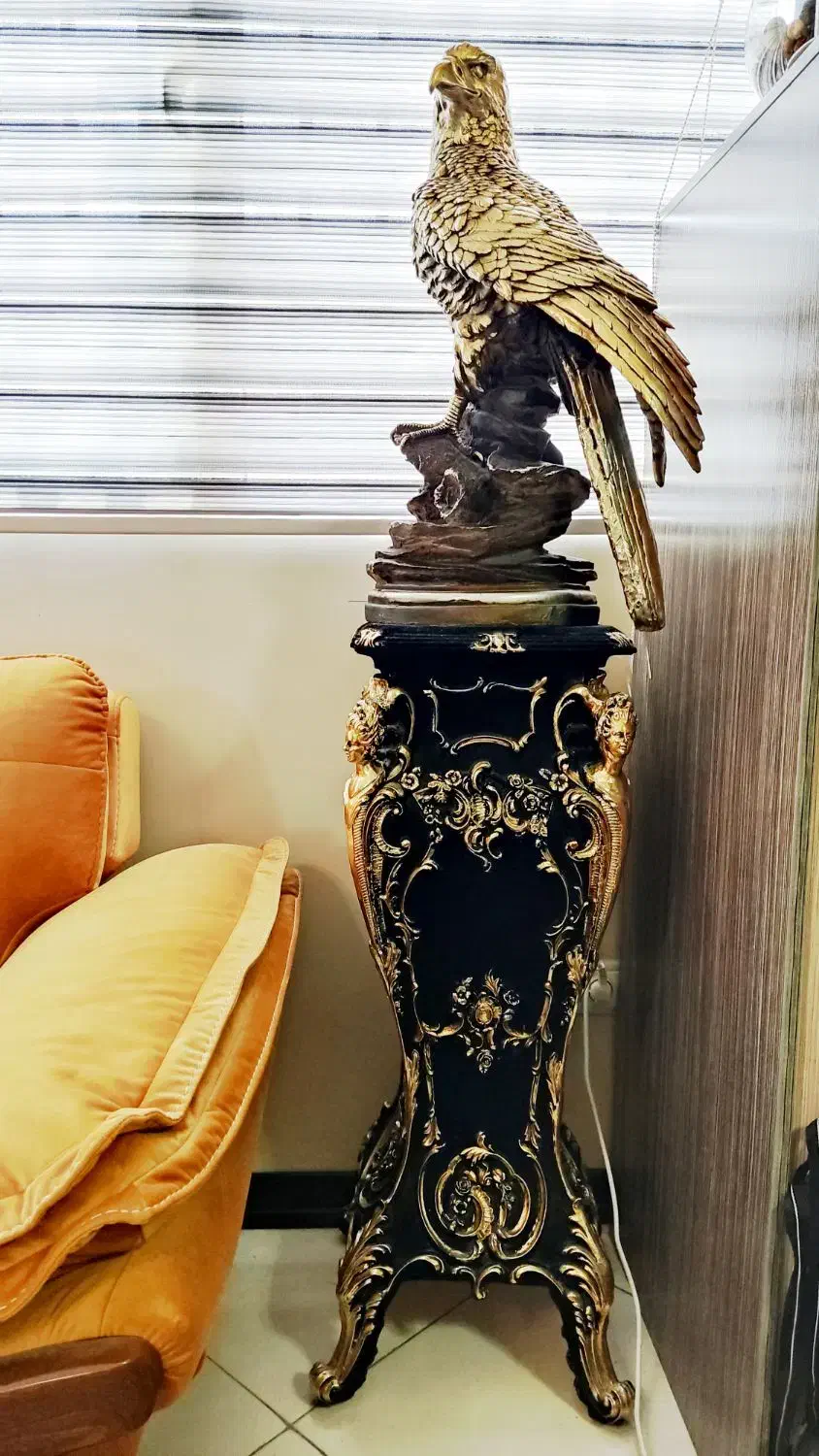 پایه بهمراه عقاب طلایی و میز کنار سالنی|مجسمه، تندیس، ماکت|تهران, باغ فیض|دیوار