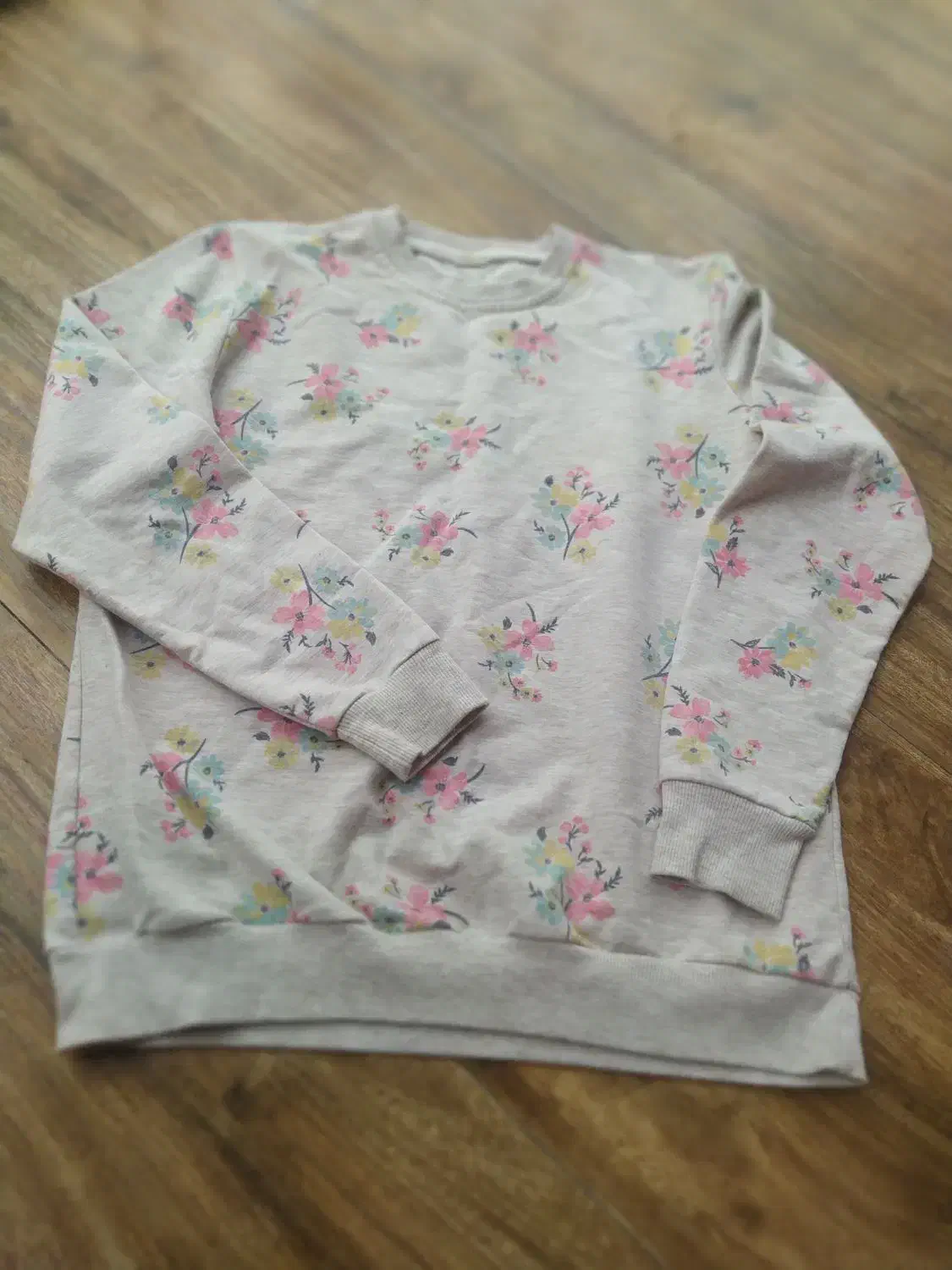 تعدادی لباس دخترونه|کفش و لباس بچه|رشت, معلولین|دیوار