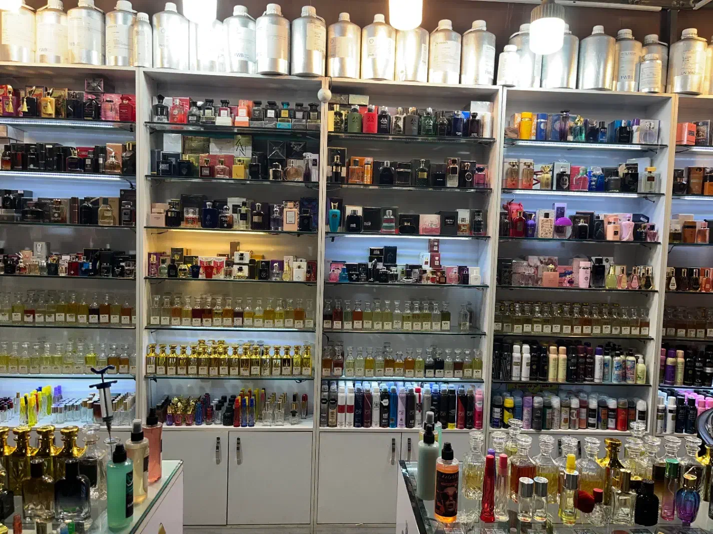 فروشنده عطر و ادکلن|استخدام بازاریابی و فروش|تهران, تجریش|دیوار