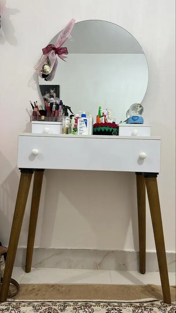 میز آرایشی|تخت و سرویس خواب|چاه مبارک, |دیوار