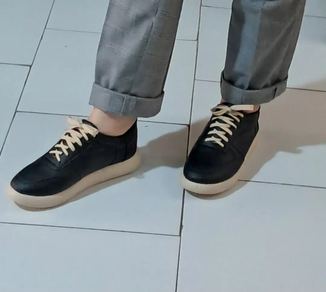 کفش کتونی|کیف، کفش، کمربند|صدرا-فارس, فاز ۱|دیوار