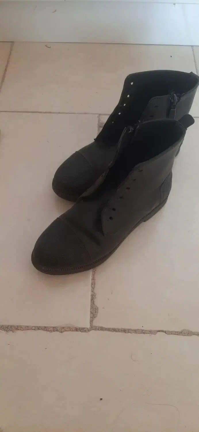 نیم پوت چرم|کیف، کفش، کمربند|پرند, فاز ۶|دیوار