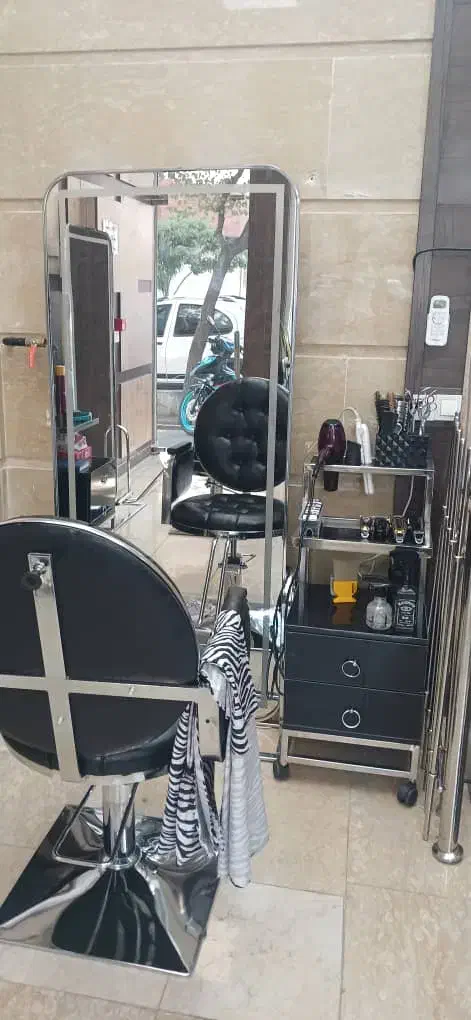 به یک آرایشگر  ماهر نیاز مندیم|استخدام درمانی، زیبایی، بهداشتی|تهران, ائمه اطهار|دیوار