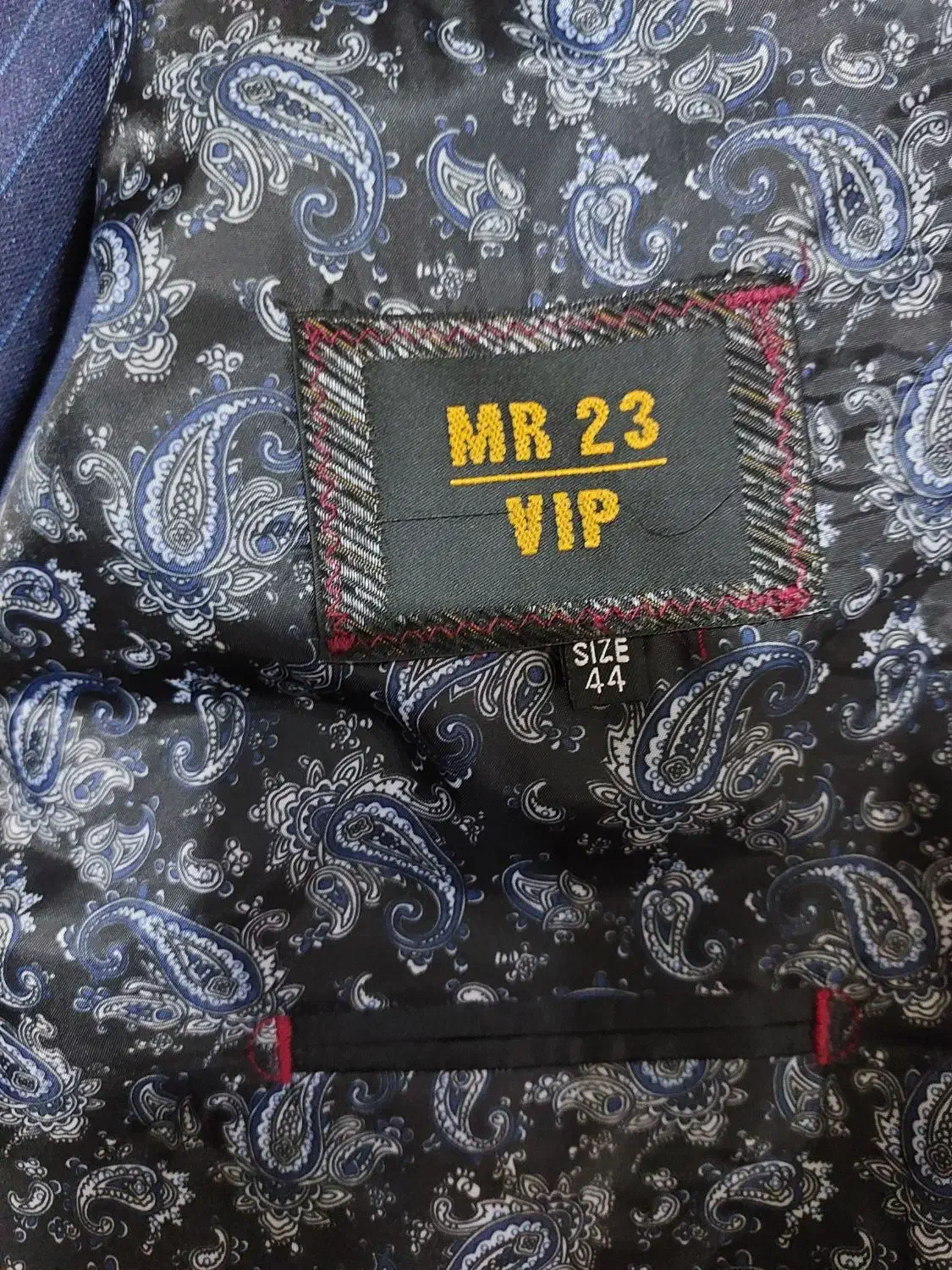 کت و شلوار|لباس|رباط‌کریم, رباط‌کریم|دیوار