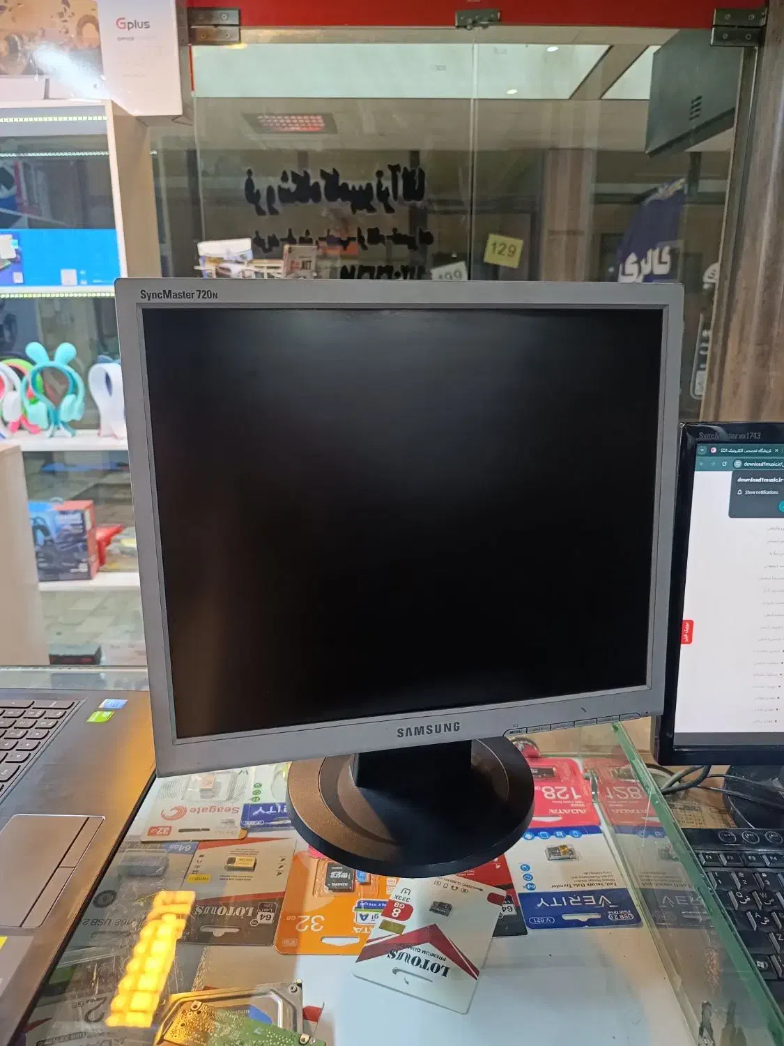 دو عدد مانیتور سامسونگ ۱۷ اینچ|قطعات و لوازم جانبی رایانه|هشتگرد, هشتگرد قدیم|دیوار