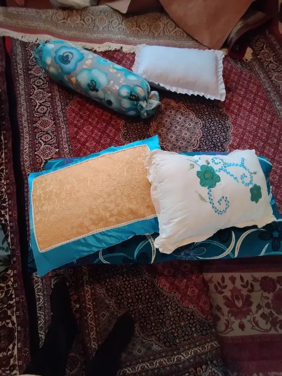 رخت خواب نو و بالش سنتی|رختخواب، بالش، پتو|رینه, |دیوار