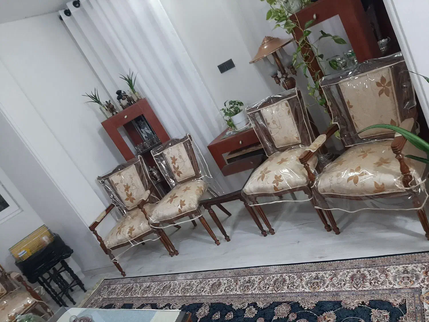 مبل|مبلمان خانگی و میز عسلی|شیراز, چوگیاه‎|دیوار