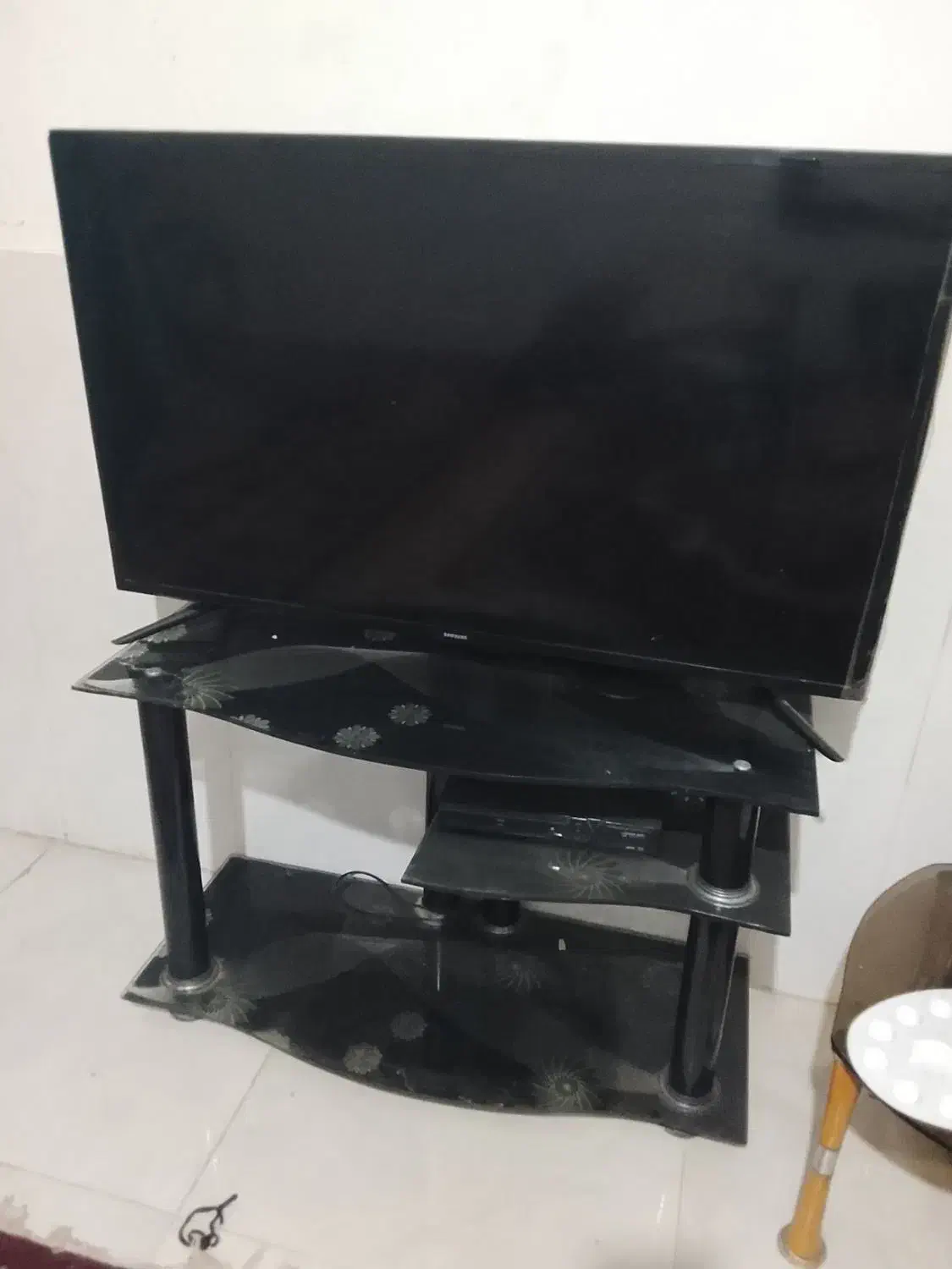 تلویزیون سامسونگ به همراه میز تلویزیون|تلویزیون و پروژکتور|اهواز, پردیس|دیوار