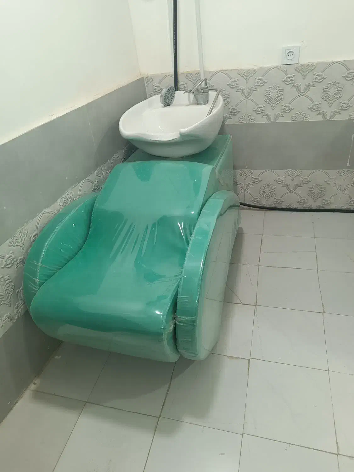 وسایل ارایشگاه|آرایشگاه و سالن‌های زیبایی|بجنورد, |دیوار