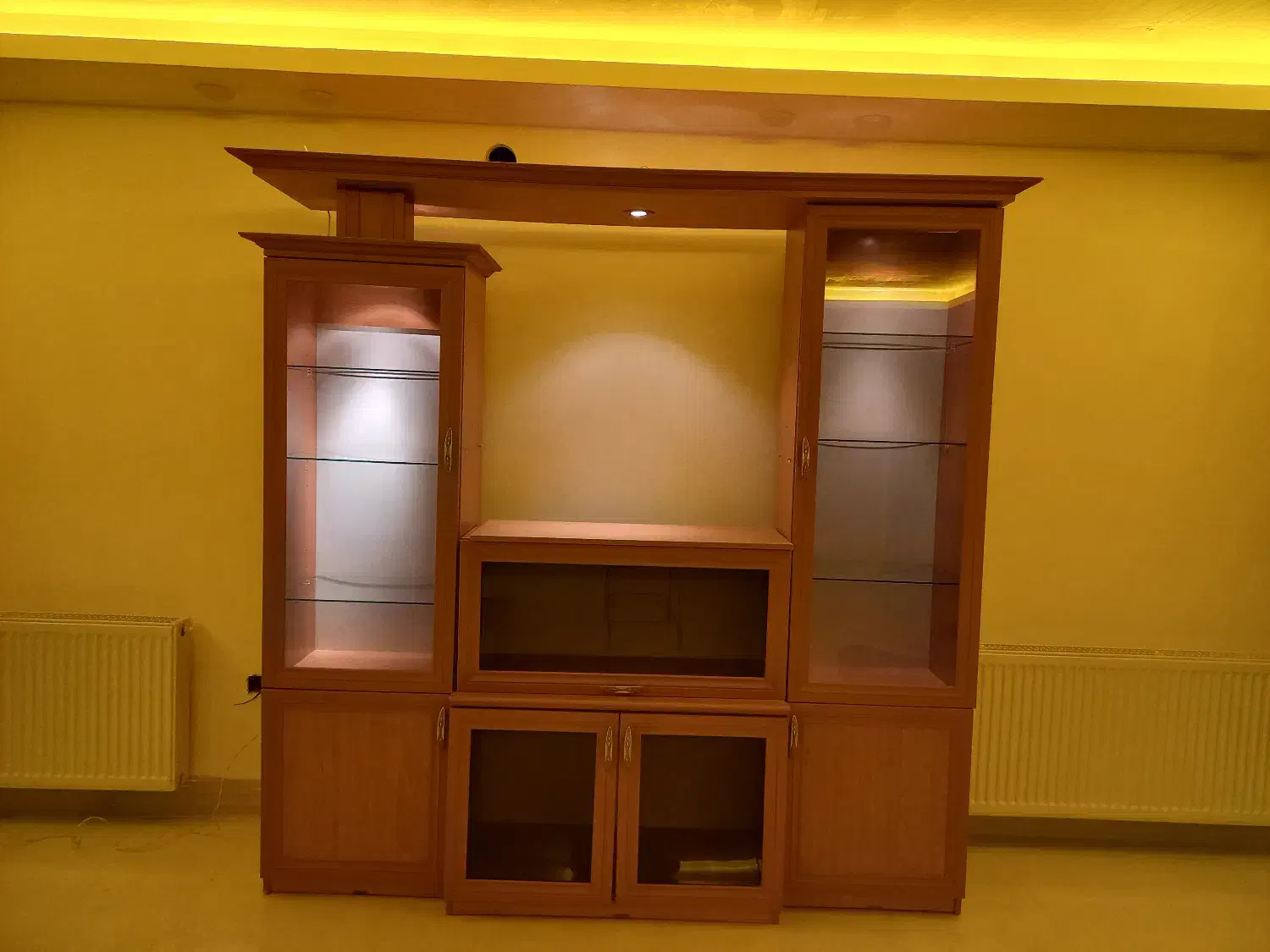 بوفه ، جنس چوب ، بسیار تمیز ، فروش ب دلیل کمبود جا|بوفه، ویترین، کنسول|سبزوار, شهرک جهاد|دیوار