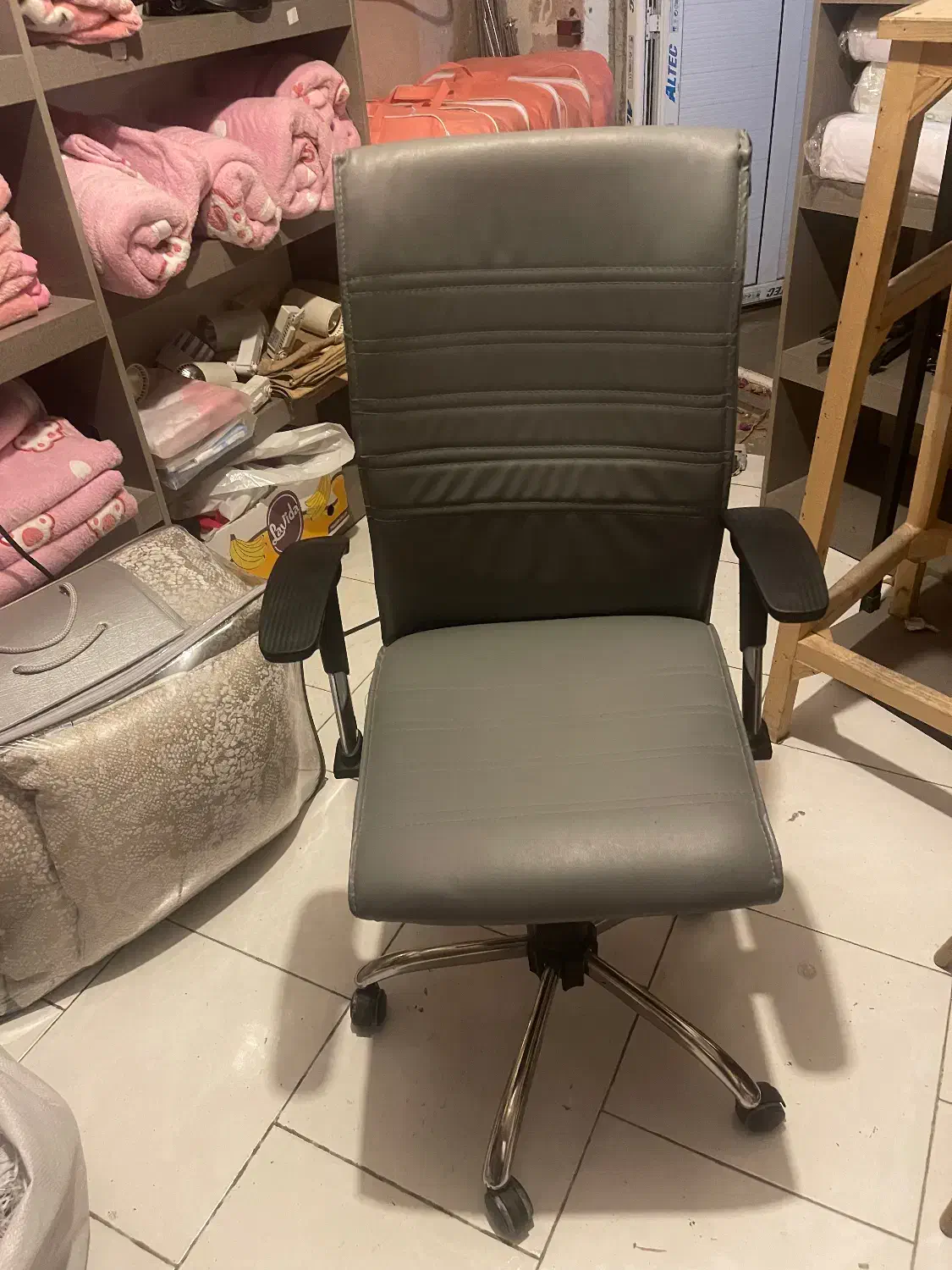 صندلی چرخ دار|صندلی و نیمکت|کیش, |دیوار