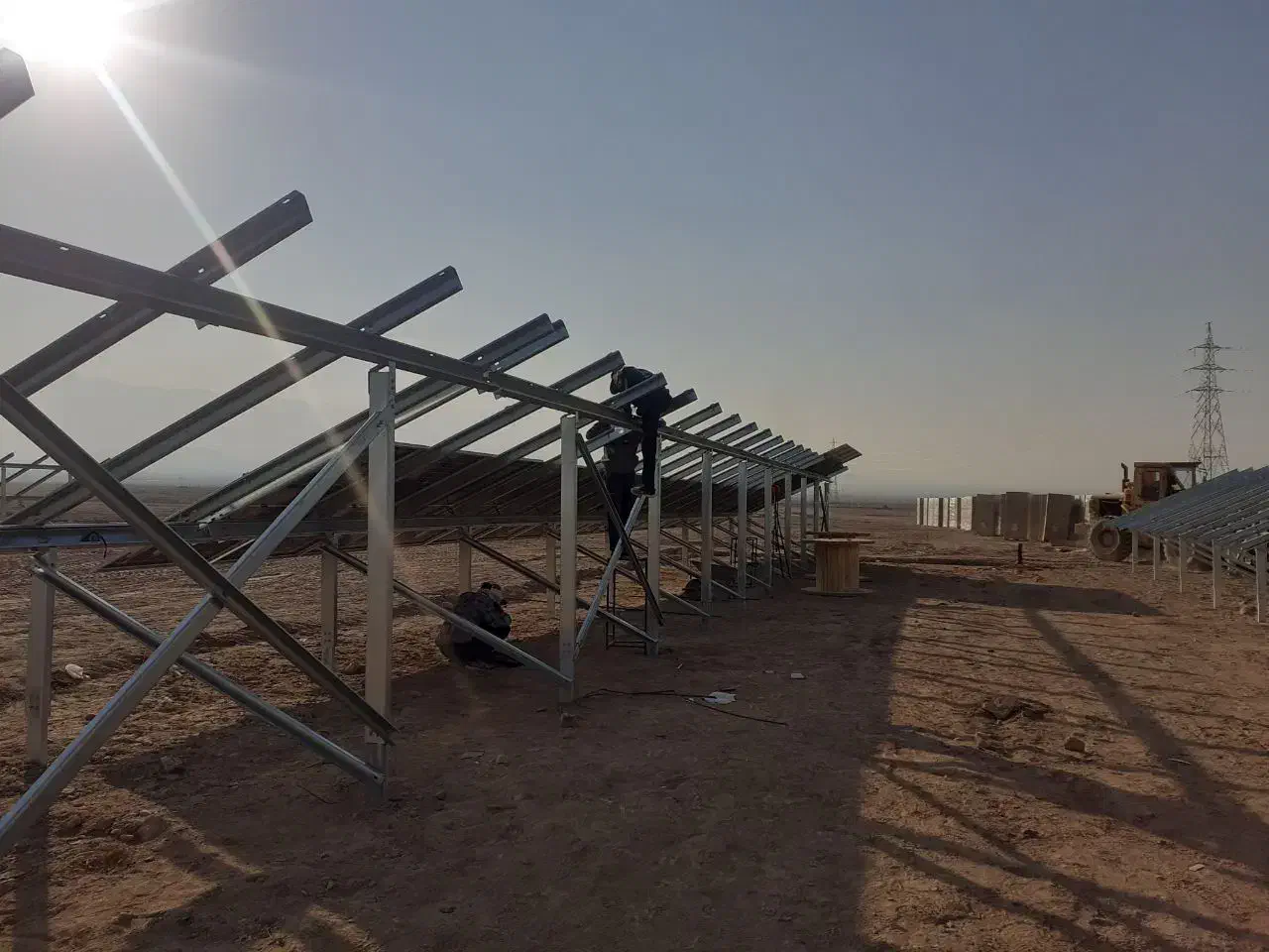 استخدام نیرویکار جهت نصب پنل در نیروگاه خورشیدی|استخدام صنعتی، فنی، مهندسی|یزد, |دیوار