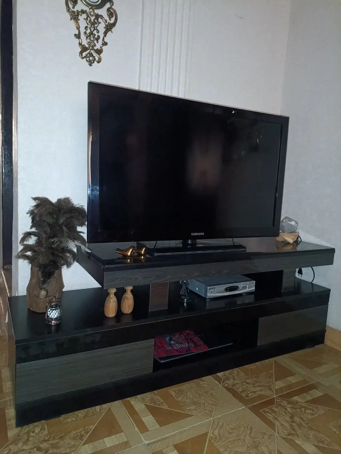 تلویزیون به همراه میز|تلویزیون و پروژکتور|رشت, آب و برق|دیوار