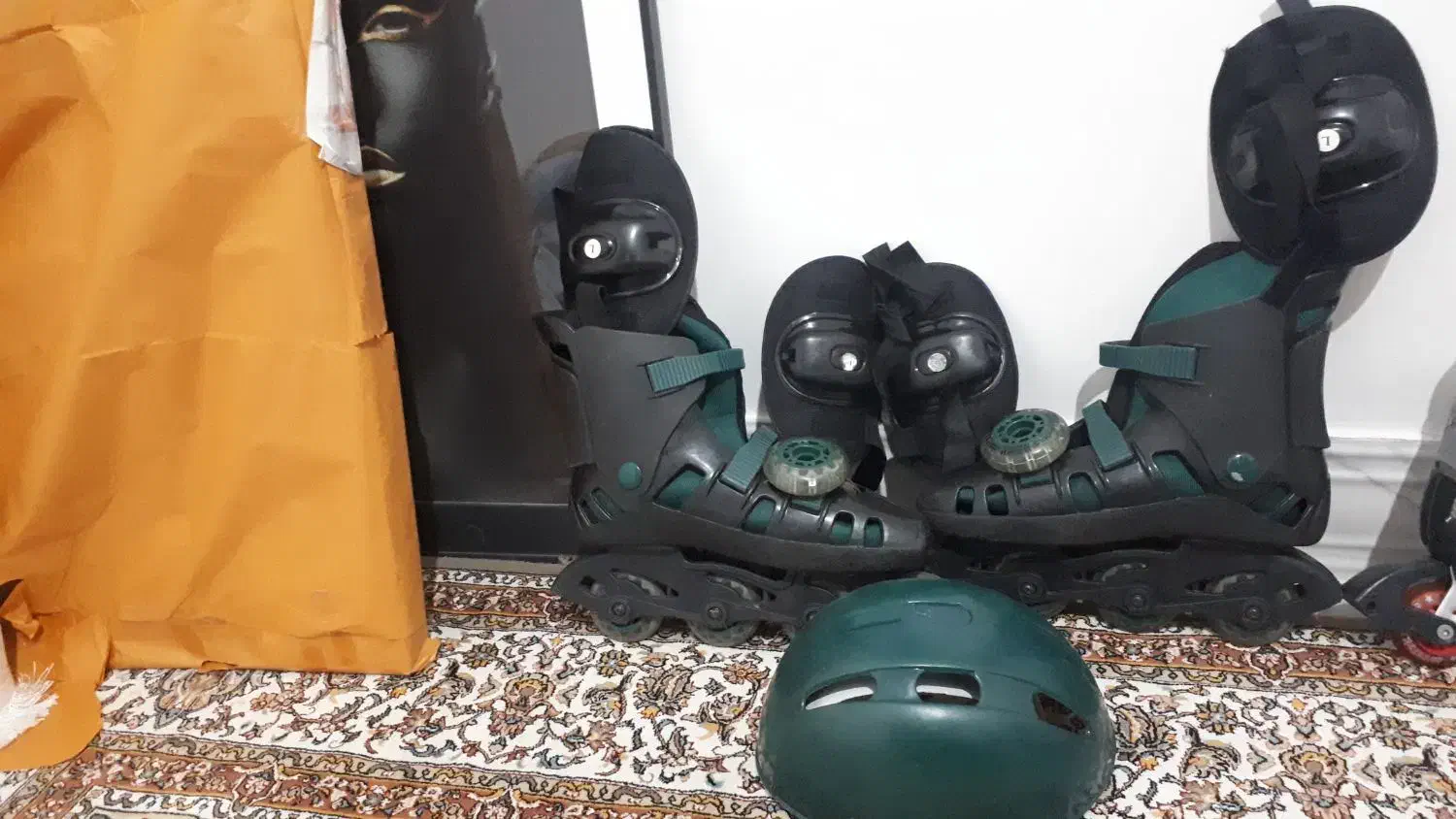 دو عدد اسکیت با وساییل روانسر|دوچرخه، اسکیت، اسکوتر|روانسر, |دیوار