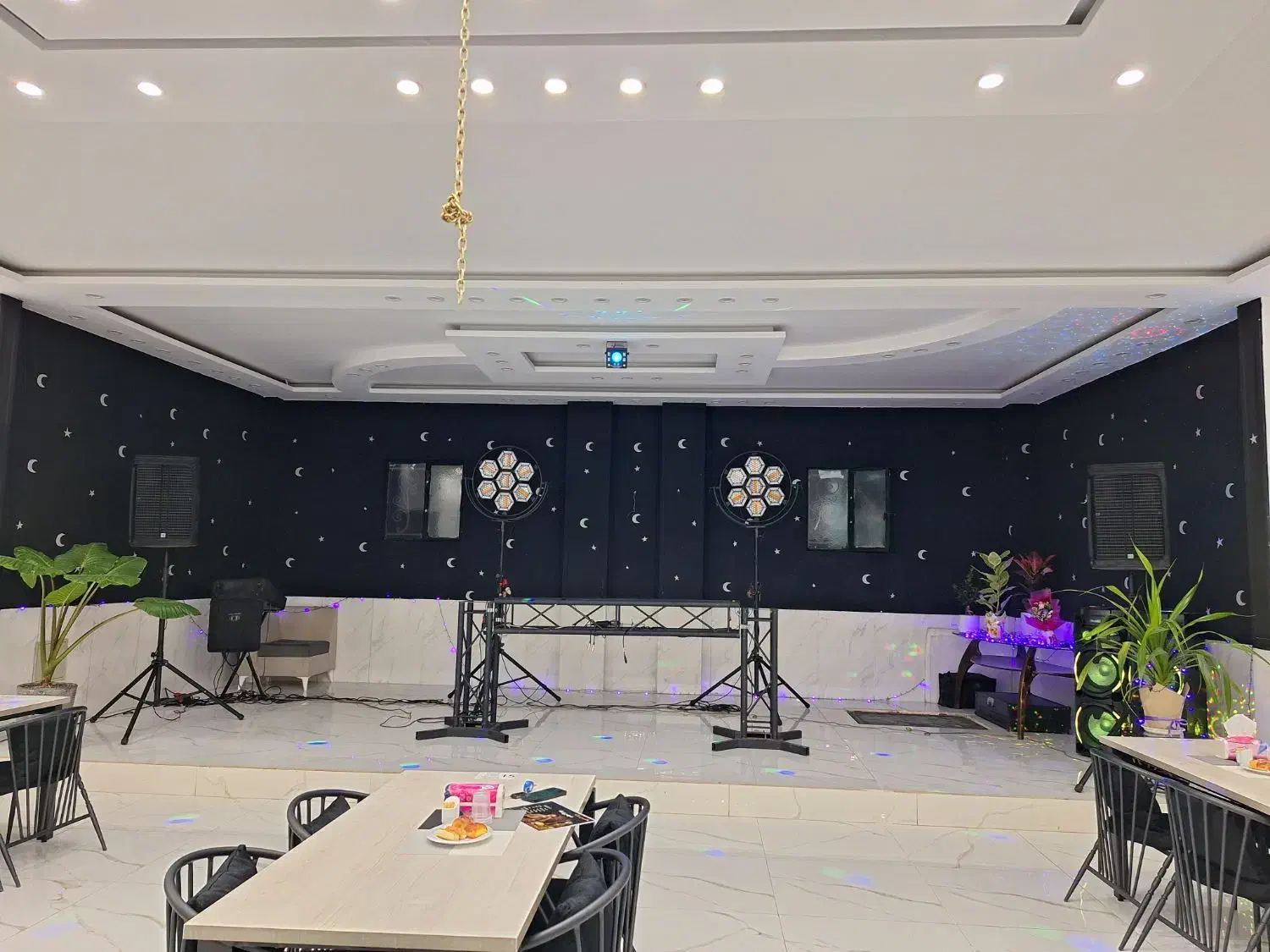 باغچه رستوران مهر و ماه/سالن/مراسم/جشن/عقد|خدمات پذیرایی، مراسم|رباطکریم, وهن آباد|دیوار