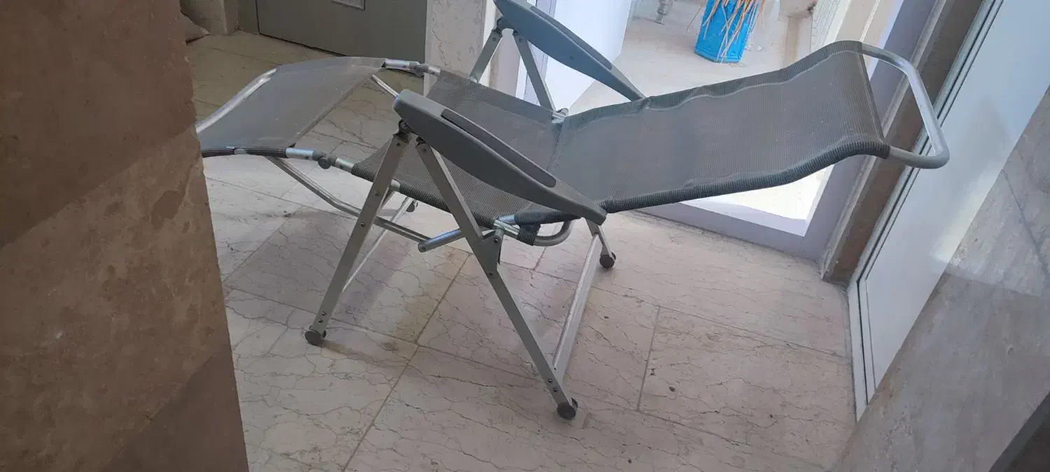 صندلی راحتی کنار استخر تراس بالکن باغ|صندلی و نیمکت|کرمانشاه, |دیوار