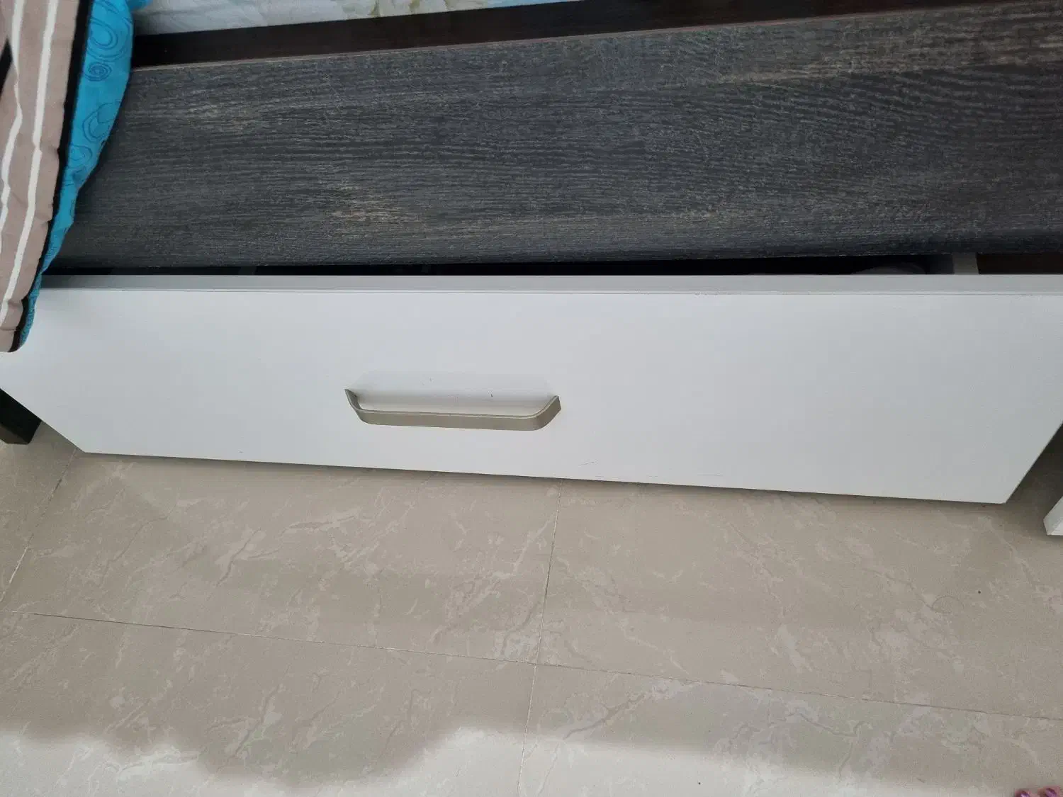 تخت دونفره ۱/۶۰ همراه تشک و پاتختی و ایینه|تخت و سرویس خواب|گرگان, |دیوار