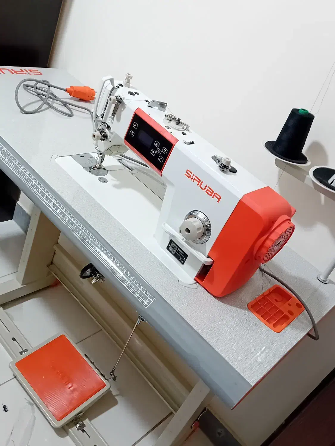 چرخ خیاطی صنعتی|چرخ خیاطی و ریسندگی|مهاجران, |دیوار