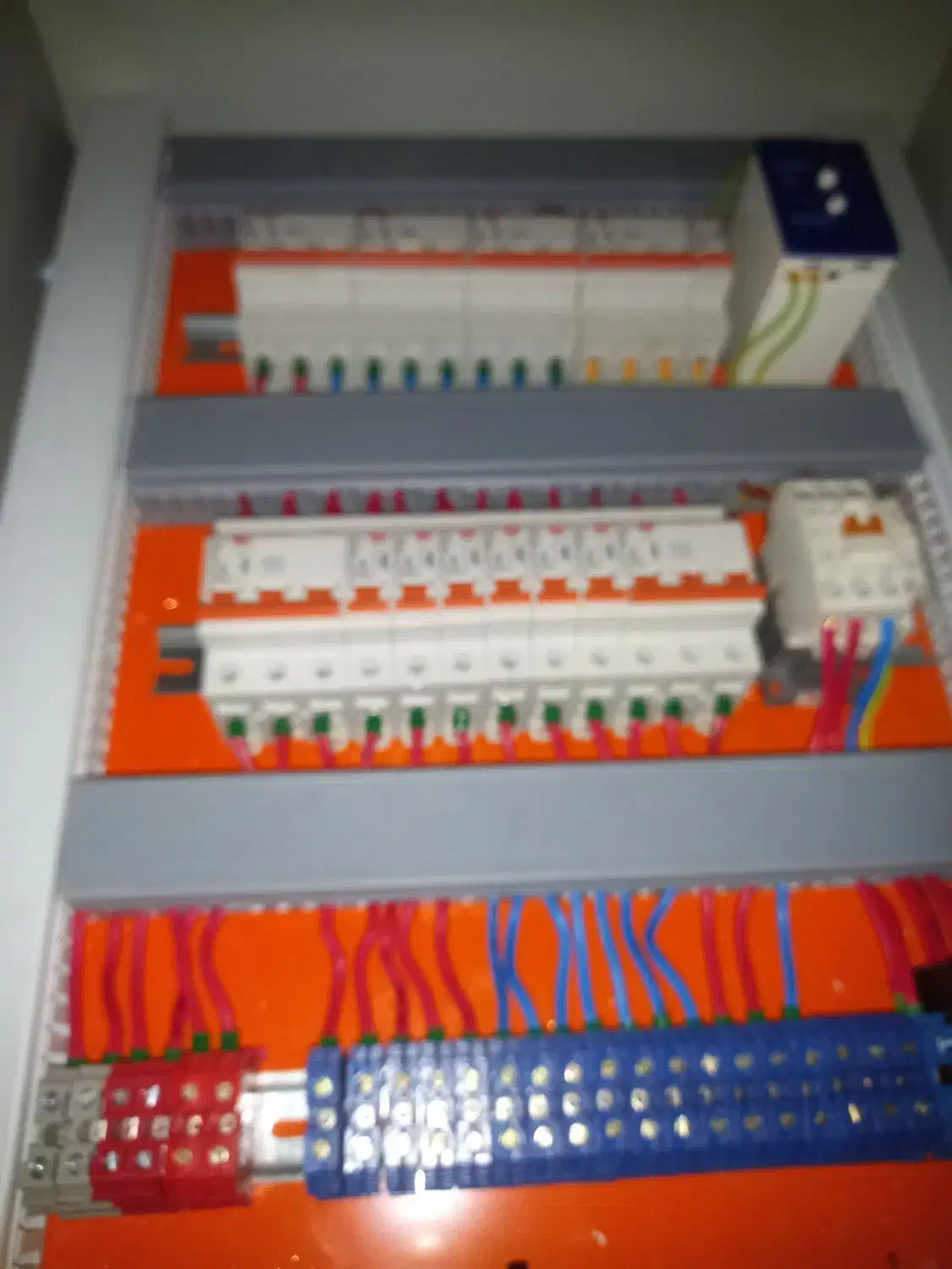 برقکارصنعتی.برق کارسه فاز.سیم کش.سیمکش ورفع اتصالی|خدمات پیشه و مهارت|زاهدان, |دیوار