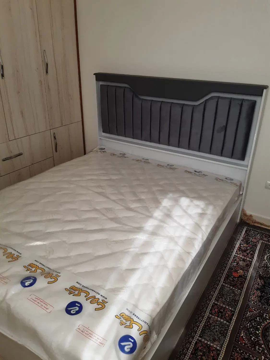 تخت دو نفر طوسی سفید|تخت و سرویس خواب|دماوند, دماوند|دیوار