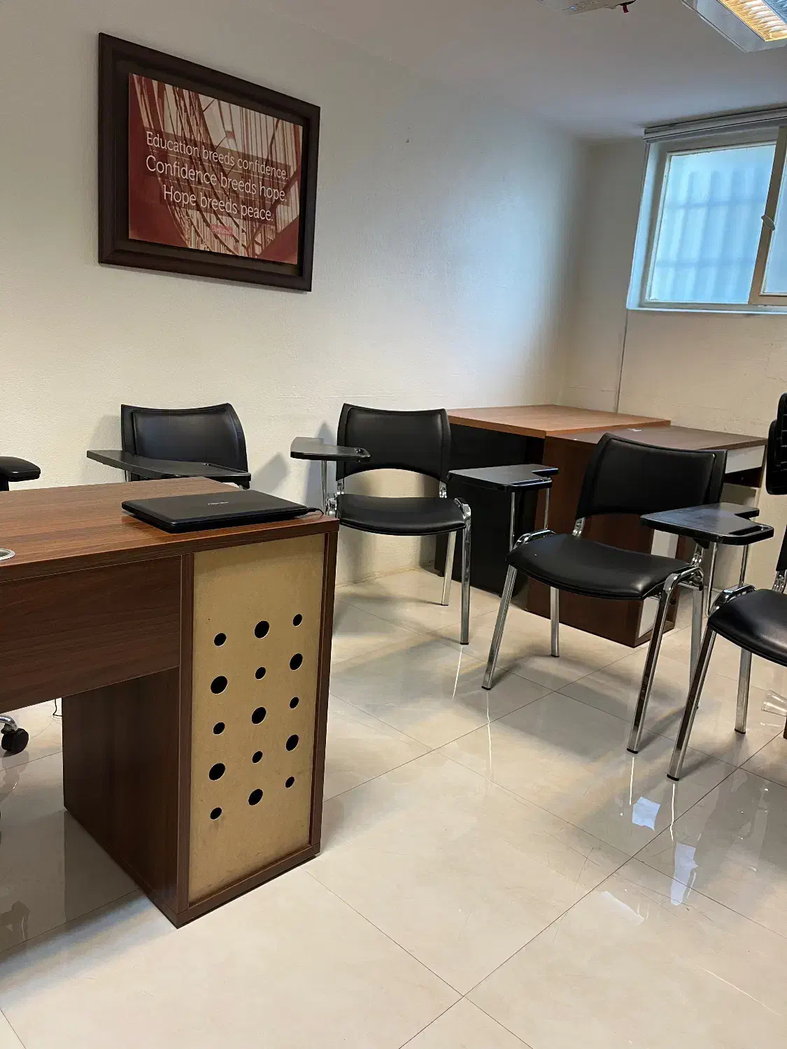 اجاره محیط اموزشی (کلاس با تجهیزات)|اجارهٔ کوتاه‌مدت دفتر کار و فضای آموزشی|تهران, آجودانیه|دیوار