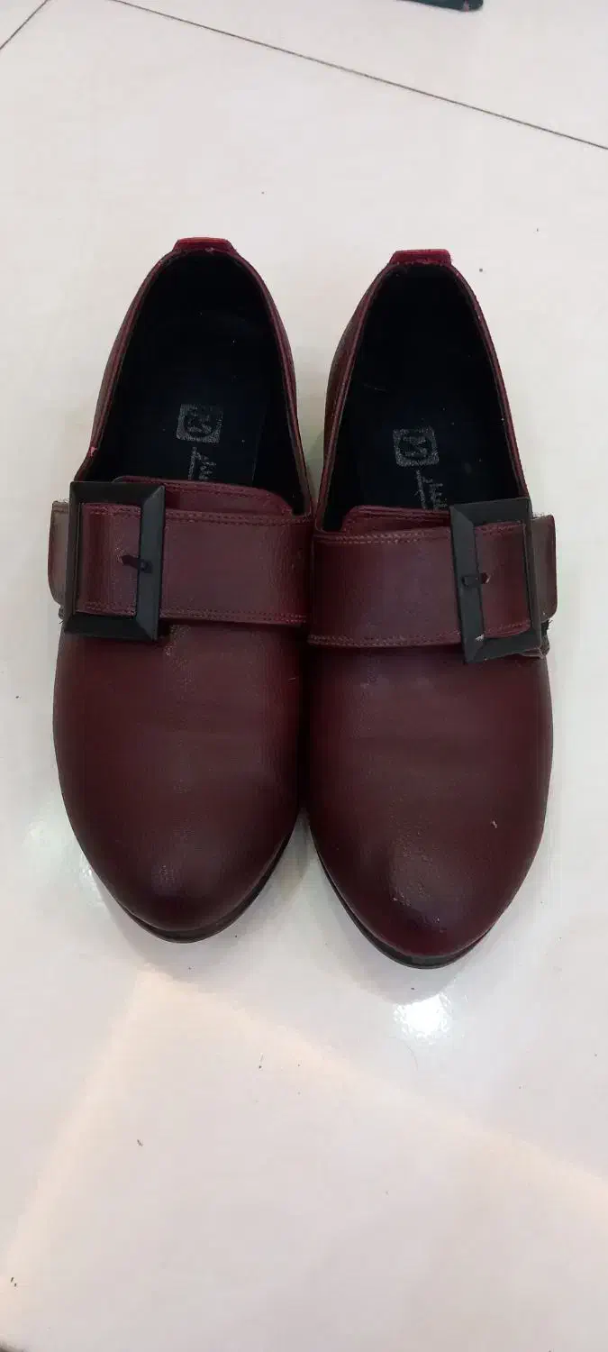 کفش|کیف، کفش، کمربند|میانه, |دیوار