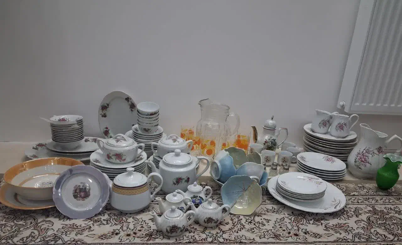 چینی گل سرخ ، ظروف عتیقه و قدیمی|ظروف سرو و پذیرایی|قم, سراجه (۱۵ خرداد)|دیوار