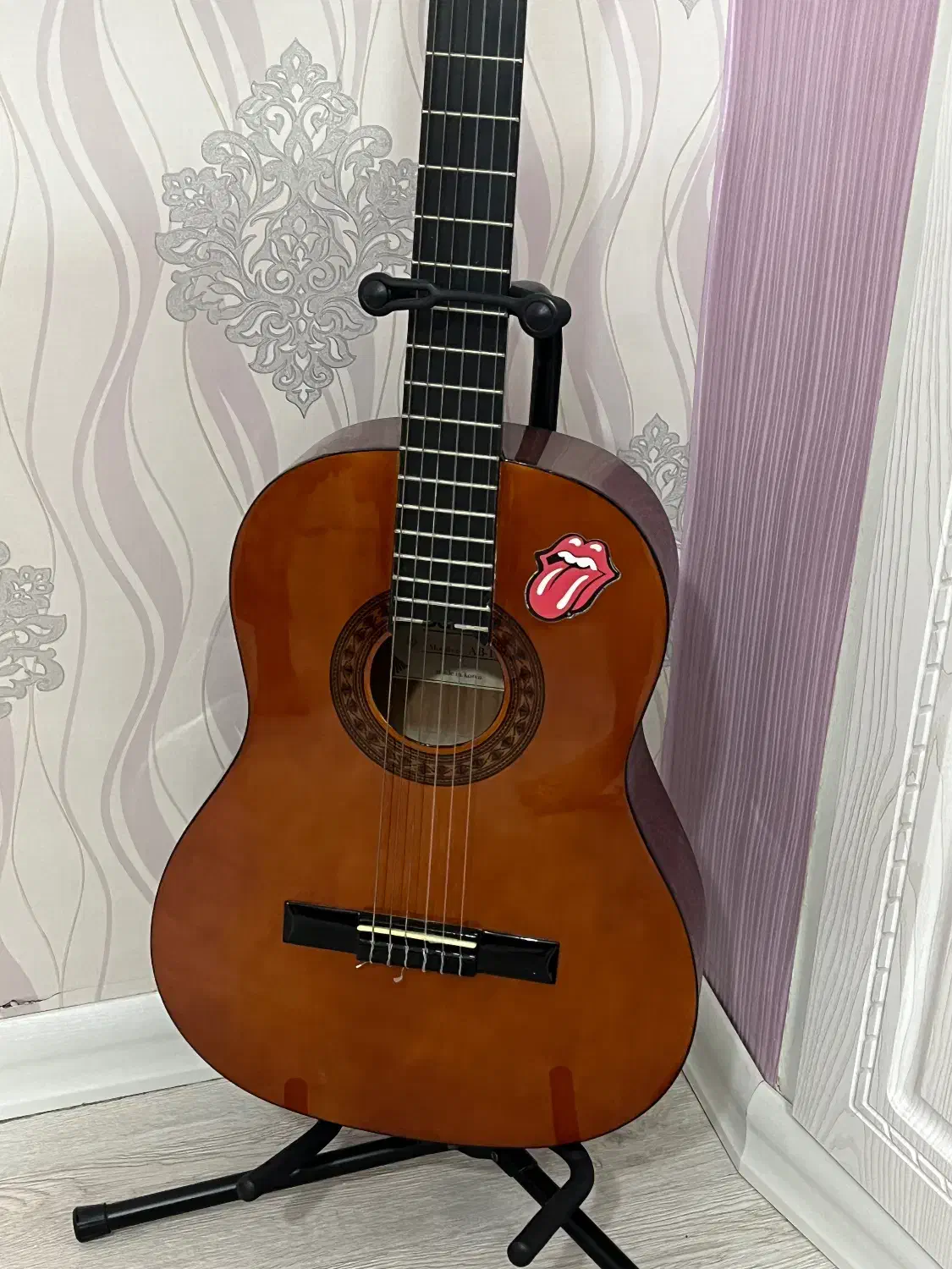 گیتار کلاسیک سمیک|گیتار، بیس، امپلیفایر|همدان, |دیوار