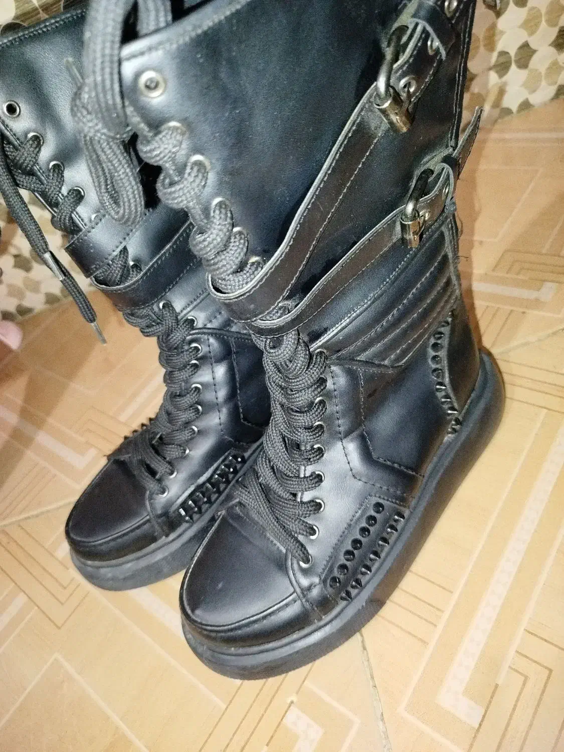 بوت|کیف، کفش، کمربند|خلخال, |دیوار