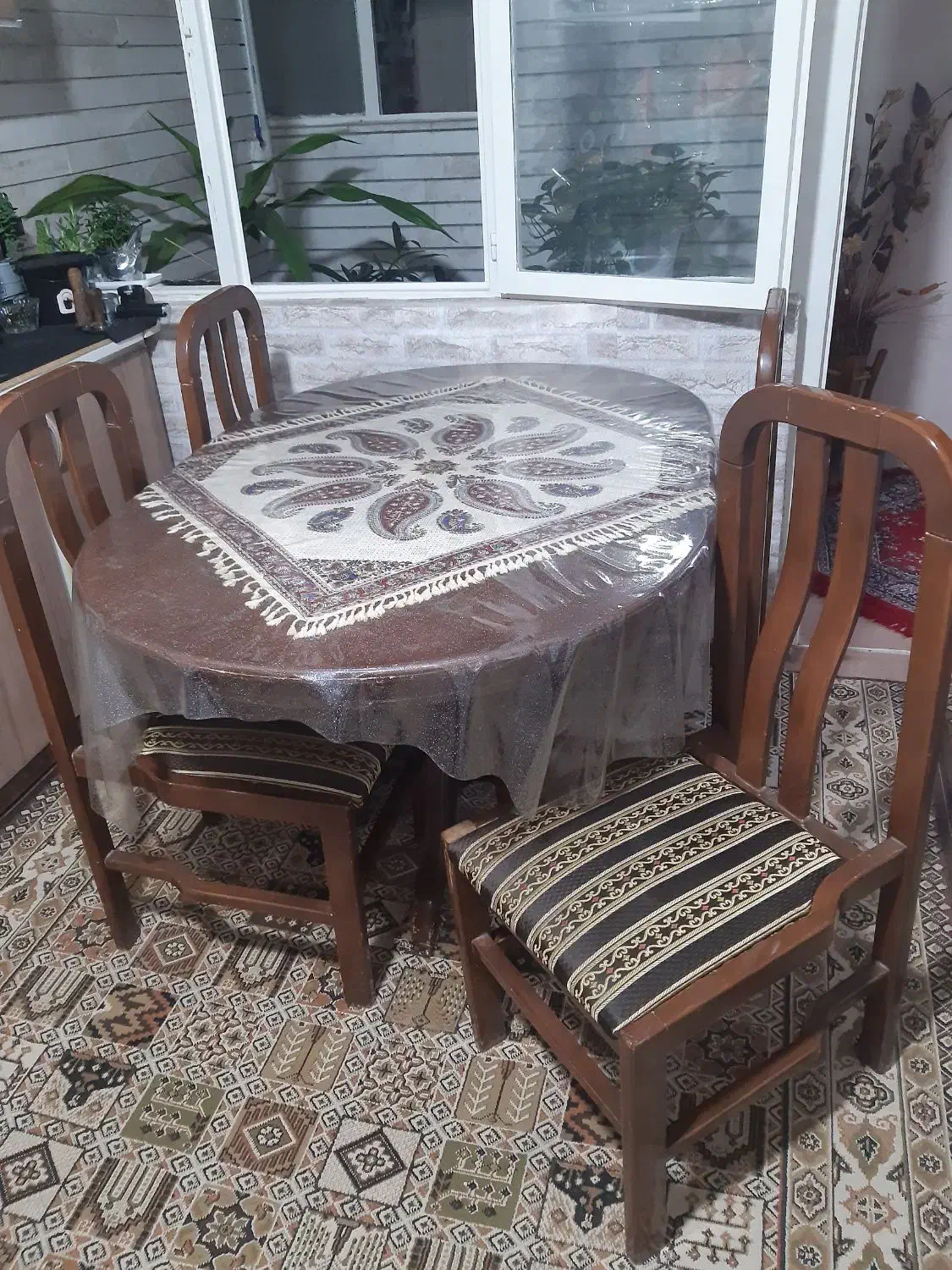 میز نهار خوری|میز و صندلی غذاخوری|اصفهان, عسگریه|دیوار